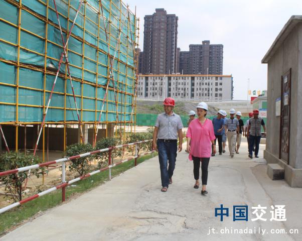 南昌市質(zhì)監(jiān)站領(lǐng)導(dǎo)蒞臨象湖隧道、九洲高架安置房項(xiàng)目檢查指導(dǎo)工作