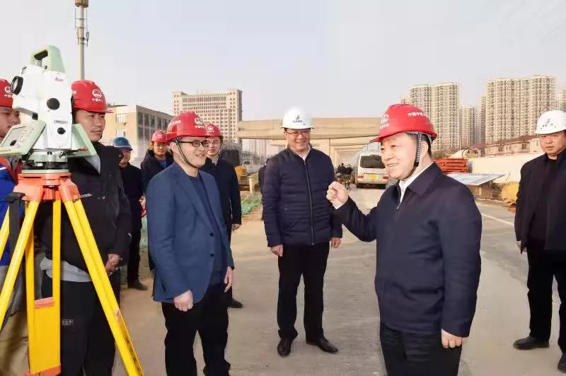 江西省委副書記、代省長(zhǎng)葉建春看望慰問(wèn)九洲高架東延項(xiàng)目一線職工